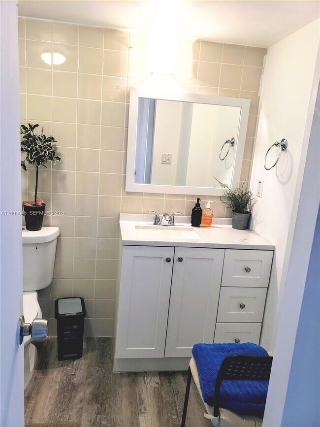 Building Photo - 3101 N Country Club Dr