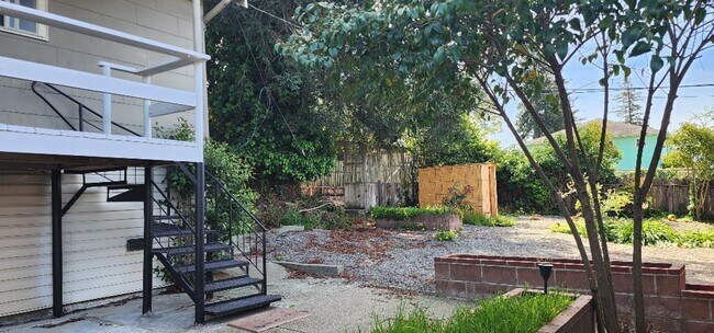 Building Photo - Large Sunny 4 Bedroom 3 Bath Country Style Home in Vallejo!