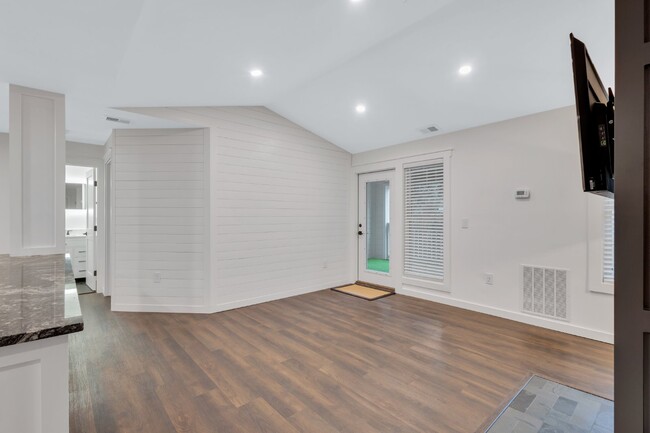 Building Photo - Fully Renovated One Bedroom Apartment on H...