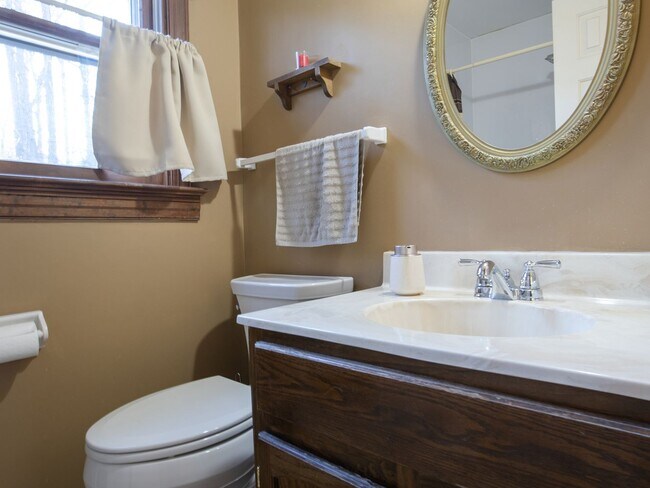 Building Photo - 4266 Roundhill Dr