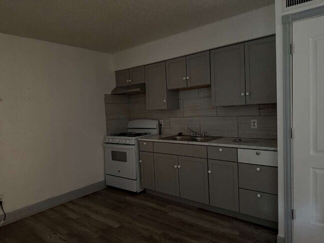 Building Photo - Gorgeous and Affordable 1 Bed/1 Bath, Clos...