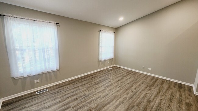 Building Photo - 725 Shady Oaks Ct