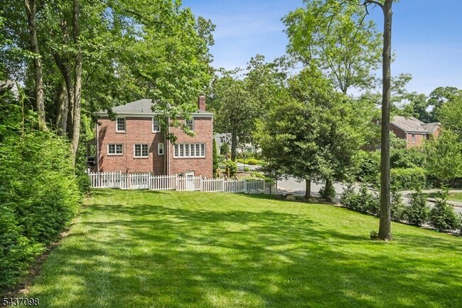 Building Photo - 305 Lupine Way