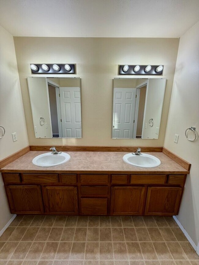 Building Photo - Spacious 2-Bedroom Townhouse in Bozeman – Prime Location!