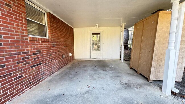 Building Photo - 552 Sybil Ln SE