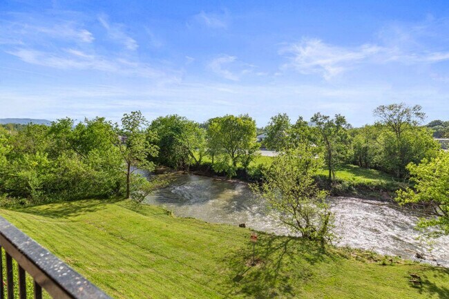 Building Photo - 1410 Hurley Dr