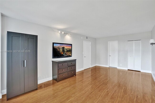 Building Photo - 2500 Parkview Dr