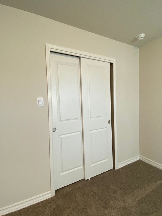 Building Photo - $300 OFF 1ST MONTH RENT IF YOU MOVE IN WIT...