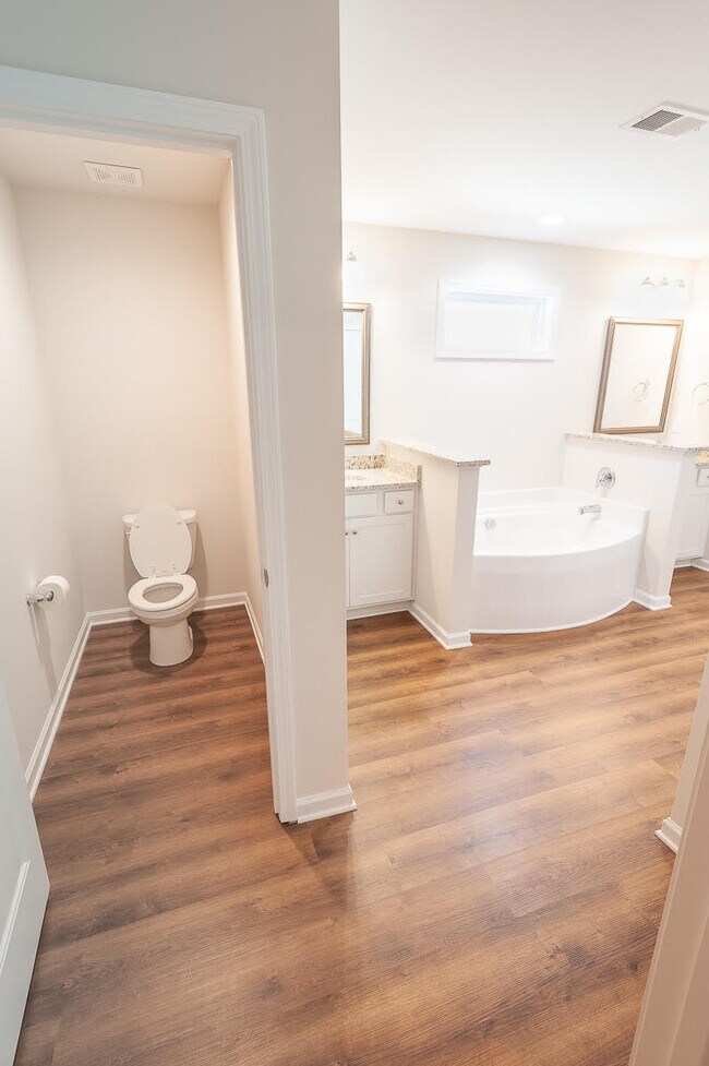 Building Photo - 220 Carvel Trl