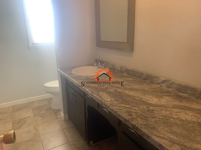 Building Photo - Beautiful 3 bedroom 2 bath home with a 1 car garage.available 4/1/25