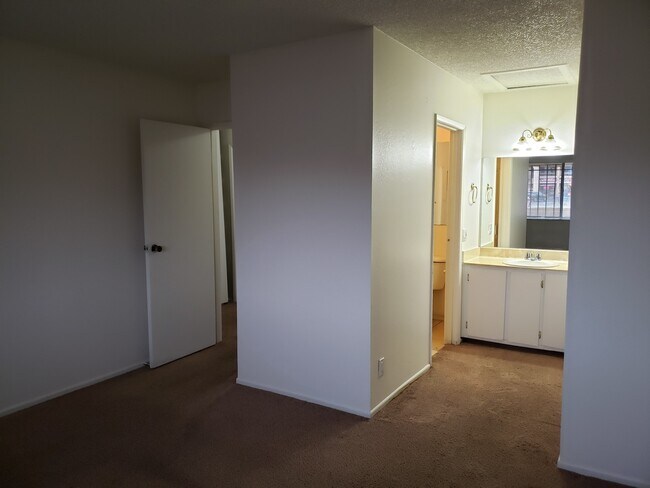 Building Photo - 3 Bed 2 Bath Townhome Close To The Strip!
