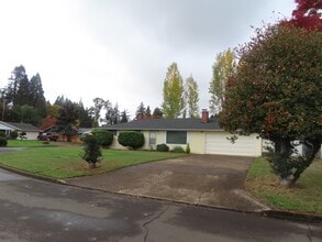 Building Photo - 3 Bed/ 1.5 Bath 60's Vintage Charmer in th...