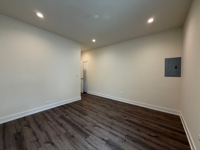 Building Photo - 916 W Belmont Ave