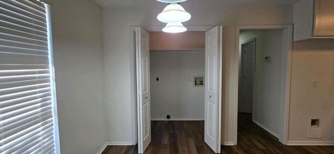 Building Photo - Beautiful 2-Bedroom Duplex in Longview! Co...
