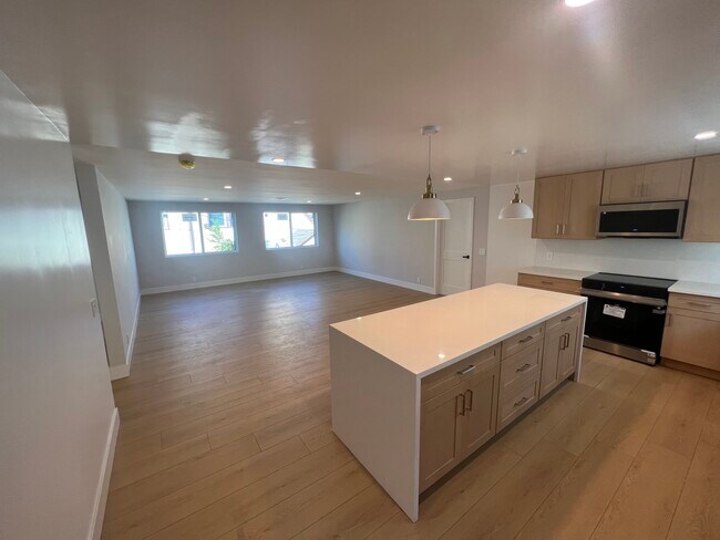 Building Photo - 847 N Ridgewood Pl