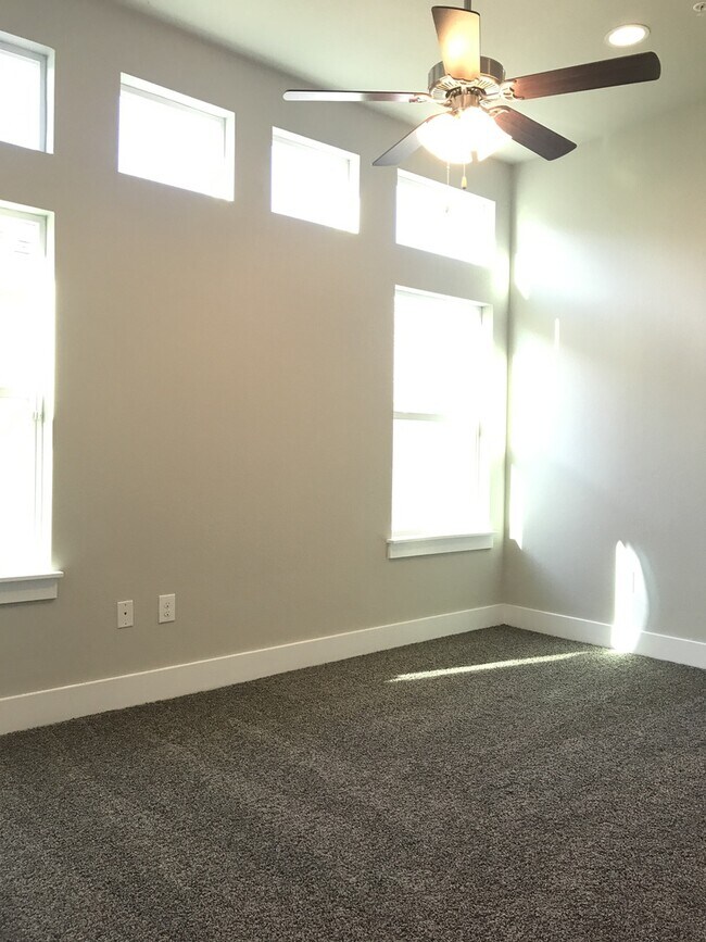 Building Photo - BEAUTIFUL TOWNHOUSE IN CRESTVIEW