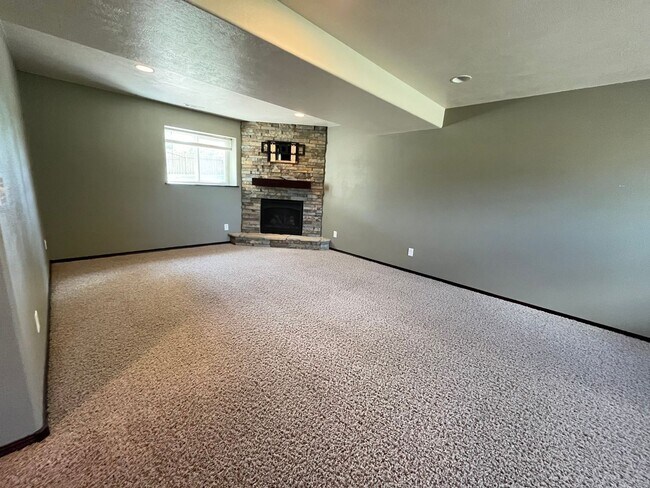 Building Photo - Stunning 4 Bed/2 Bath with 3 Car Garage and Fenced in Yard!