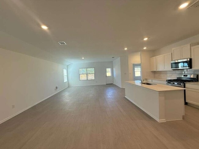 Building Photo - 577 Sormonne Lp