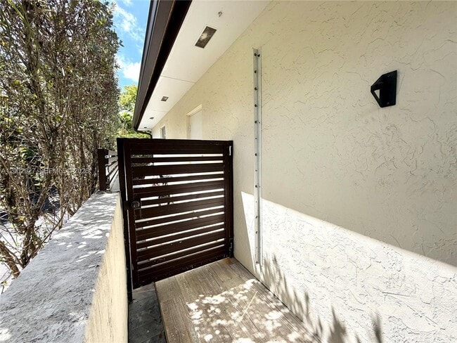 Building Photo - 815 Valencia Ave