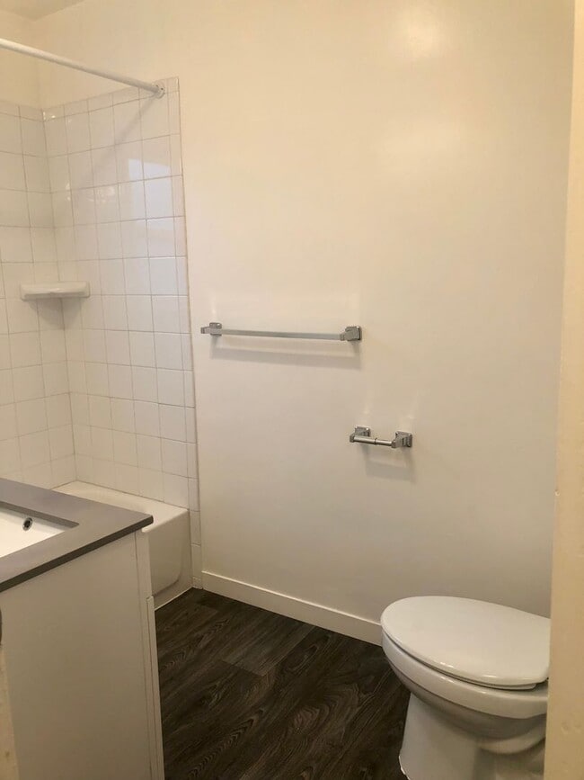 Building Photo - Remodeled top floor 1 Bd with hardwood flooring and spacious modern kitchen!