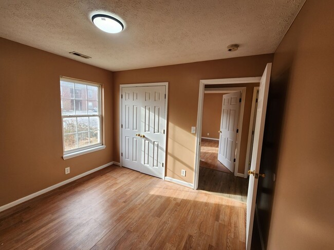 Building Photo - Spacious 2 bedroom 1st floor apartment wit...