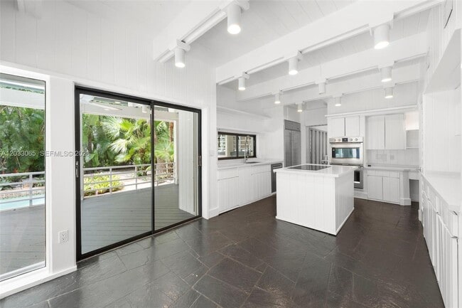 Building Photo - 5600 Oakwood Ln