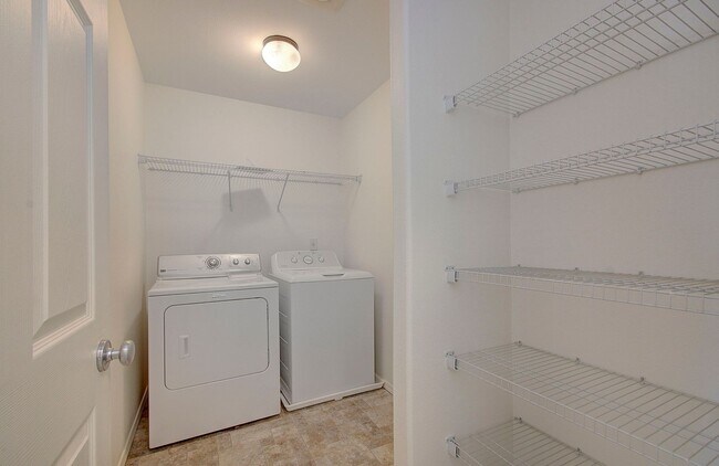 Building Photo - Beautiful Townhome- 3 Bedrooms