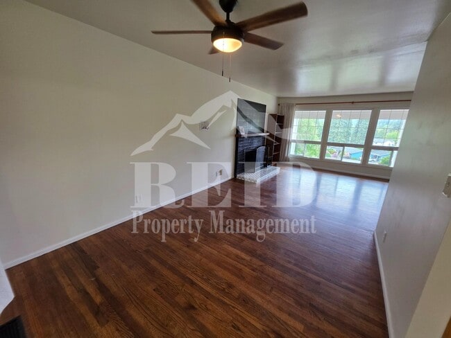 Building Photo - Central Kitsap Home with Large Fenced Yard Close to Shopping, Base, & Kitsap Lake