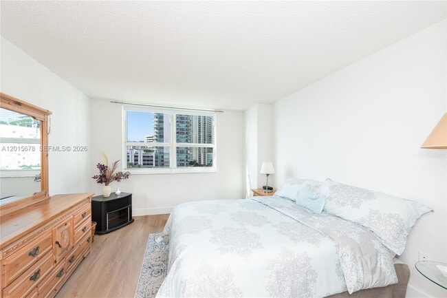 Building Photo - 1155 Brickell Bay Dr