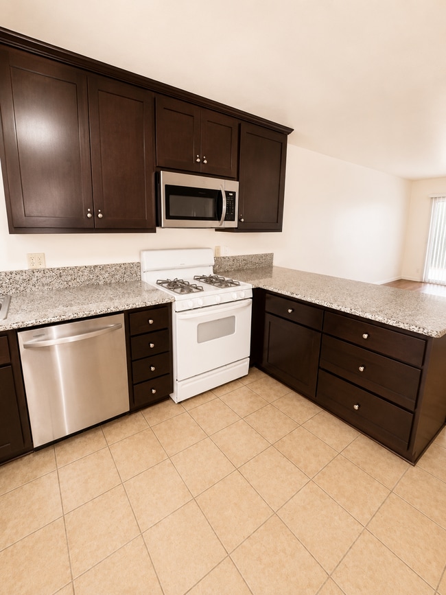 Building Photo - $1595 Moves You In - No August 2026 Rent - Two Bedroom must see! Parking On Site - Laundry On Site