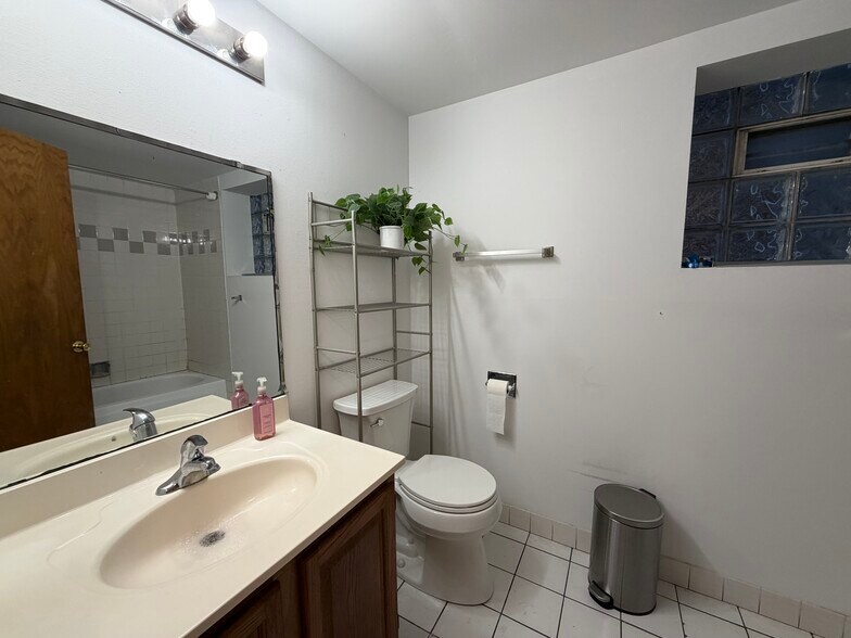 Building Photo - 1969 W Evergreen Ave