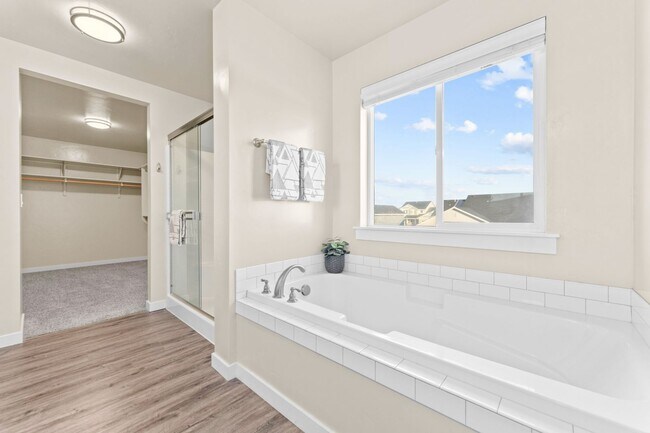 Building Photo - 5 Bedroom 2.5 Bath FOUR CAR GARAGE Eagle, ...