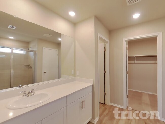 Building Photo - 5104 Saddle Clb Dr