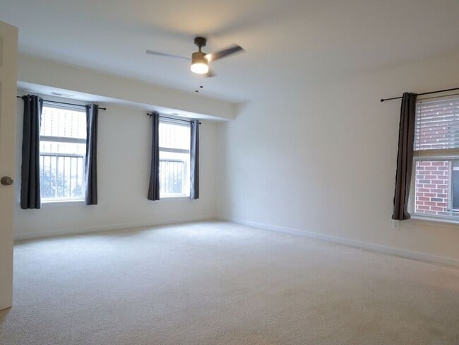 Building Photo - 1721 W Cary St