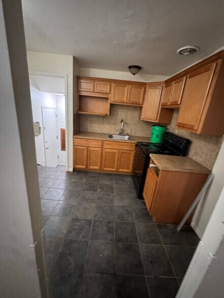 Building Photo - 4737 E 174th St