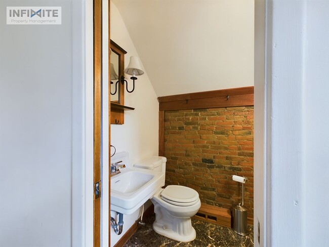 Building Photo - 3 bedroom - Water, Sewer, Gas and Electric...
