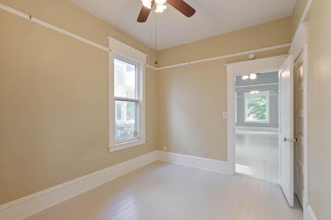 Building Photo - Spacious, light-filled 3-bdrm/2-bath vinta...