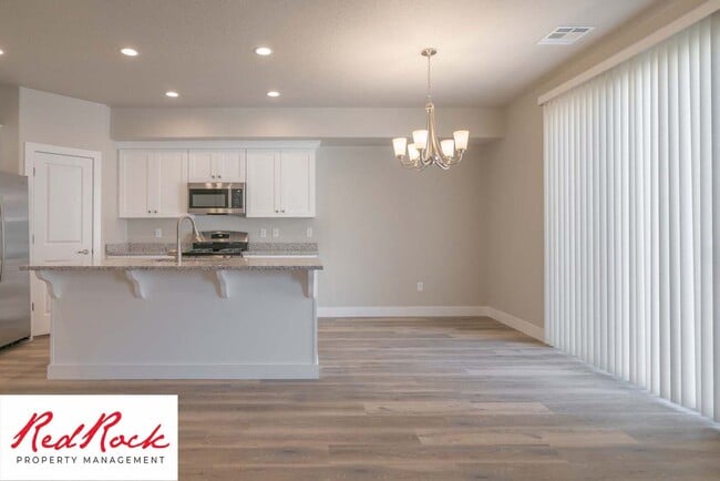 Building Photo - Modern 4-Bed Townhome in Hurricane Heights