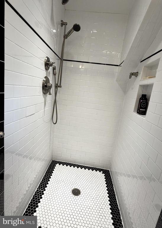 Building Photo - 12 W Oak St