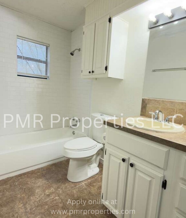 Building Photo - 3 Bedrooms / 1 Bathroom House