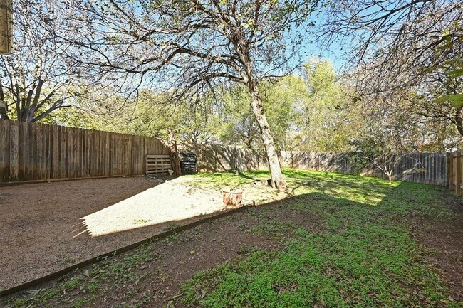 Building Photo - 2412 Allred Dr