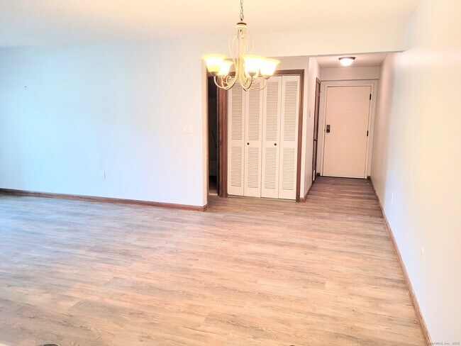 Building Photo - 1103 Twin Circle Dr