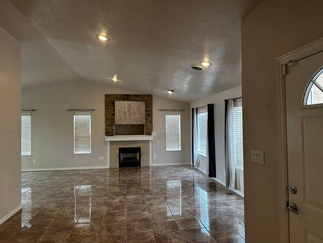 Building Photo - 613 Mesa Vista Dr