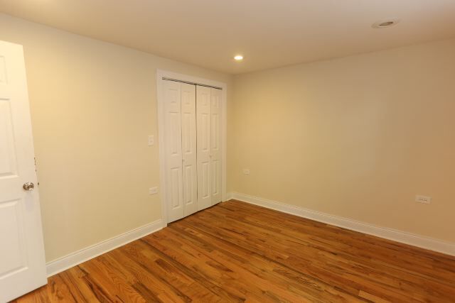 Building Photo - 1120 W Oakdale Ave