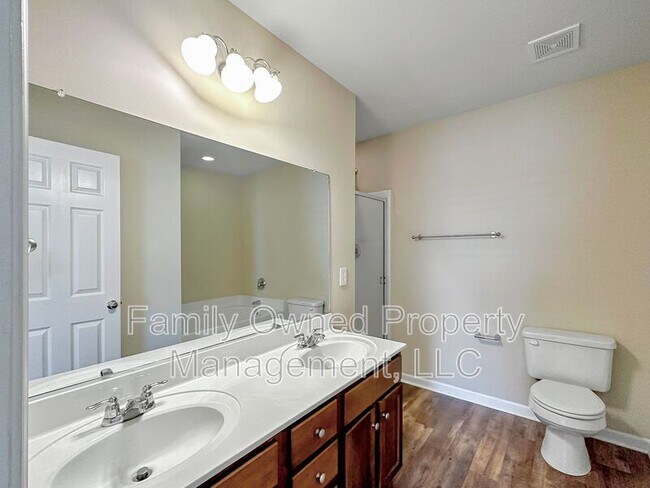 Building Photo - 261 Emerald Isle Dr