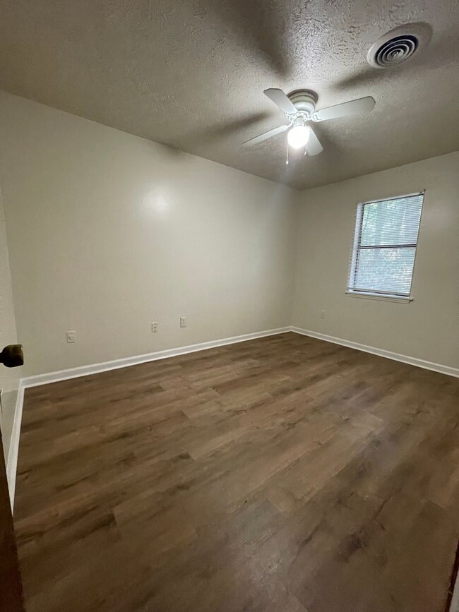 Building Photo - 102 Redstone Dr