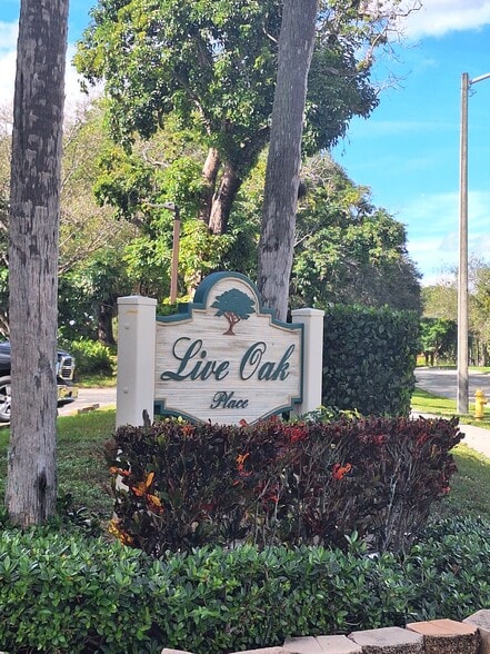 Building Photo - 9441 Live Oak Pl