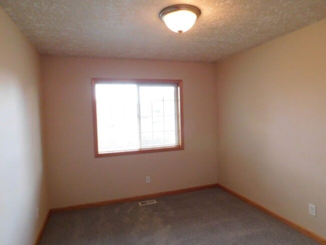 Building Photo - 3Bd/2Ba Single Story House - Available Soon!