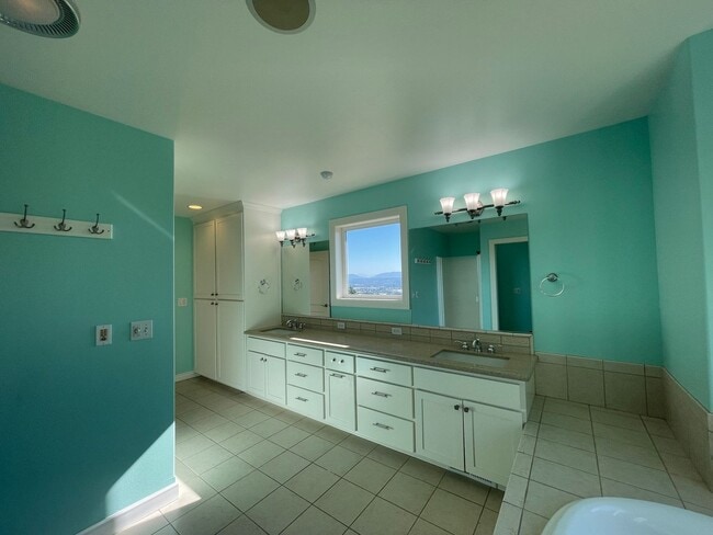 Building Photo - Spacious 5-Bedroom Home with Cascade & Val...