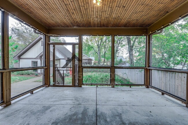 Building Photo - 210 38th Ave N